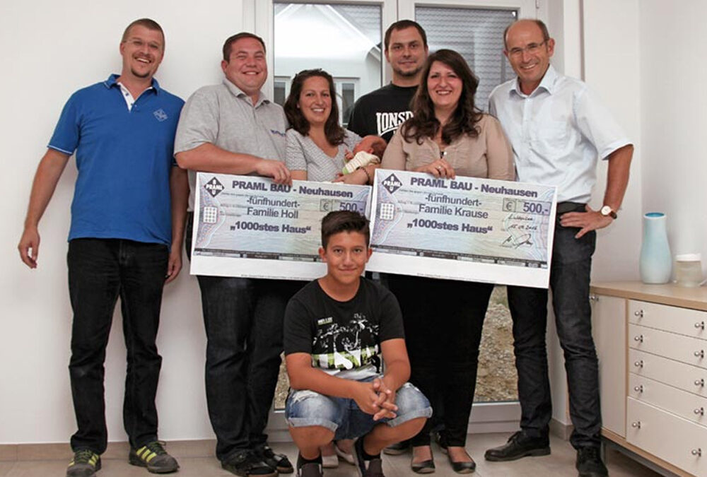 Das Praml Team bei der Scheckübergabe zum 1000. Praml Haus