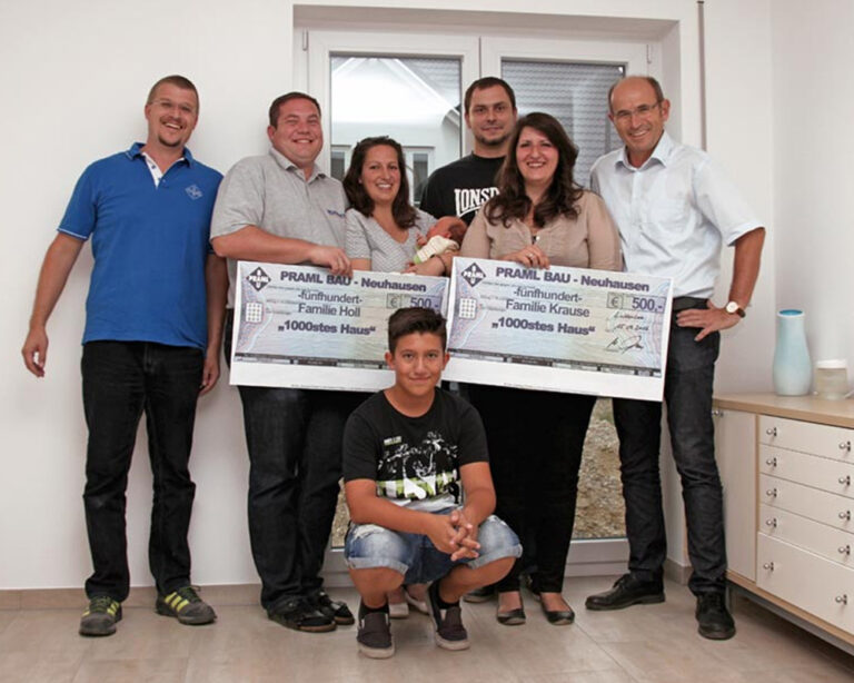 Das Praml Team bei der Scheckübergabe zum 1000. Praml Haus