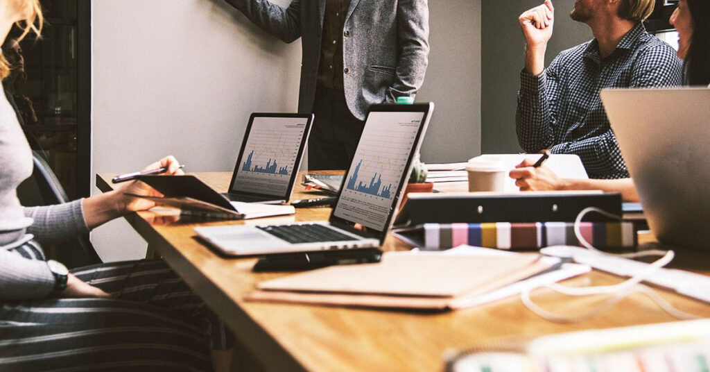 Ein Büroteam bei der Besprechung