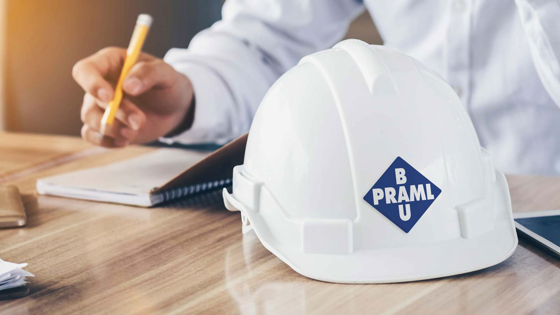 Karriere bei Praml Bau Ein Helm mit Praml Bau Logo