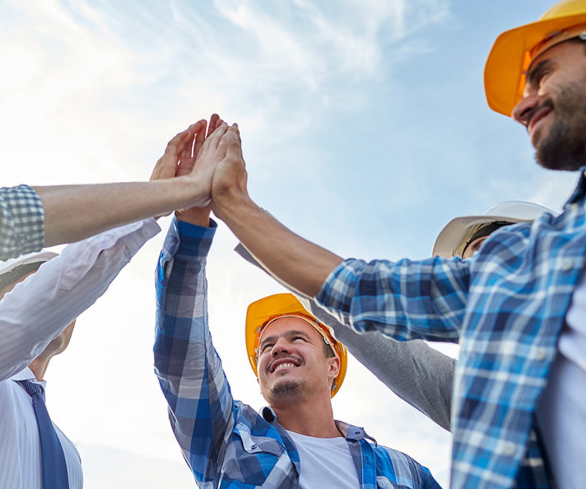 Ein junger Bautrupp klatscht ab!