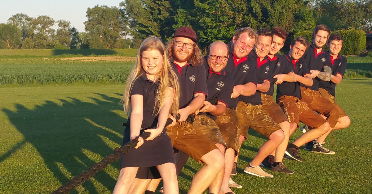 Mitarbeiter von Praml Bau ziehen am gleichen Tau