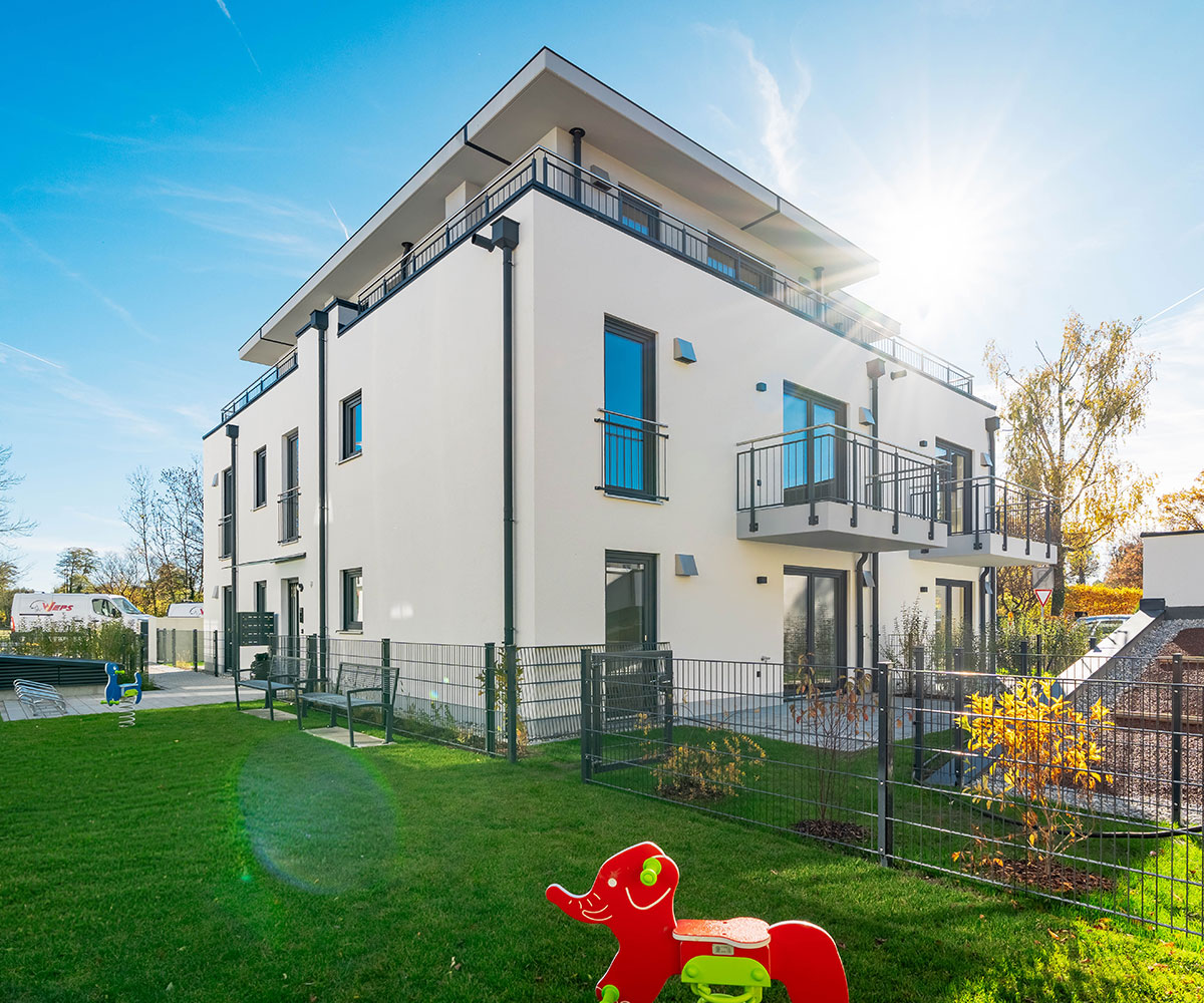 Modernes Mehrfamilienhaus von Praml Bau