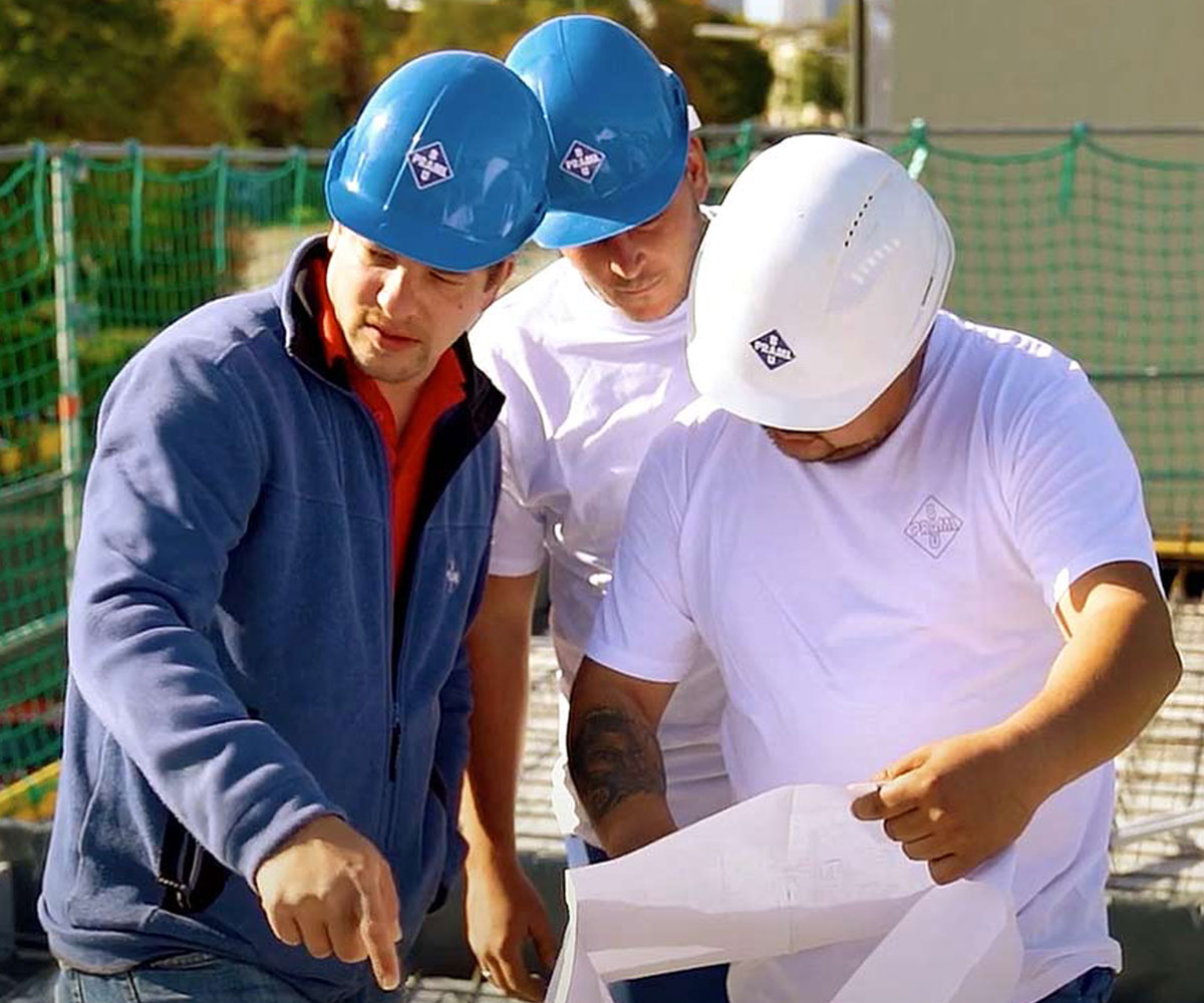 Bauarbeiter von Praml Bau mit Bauplan