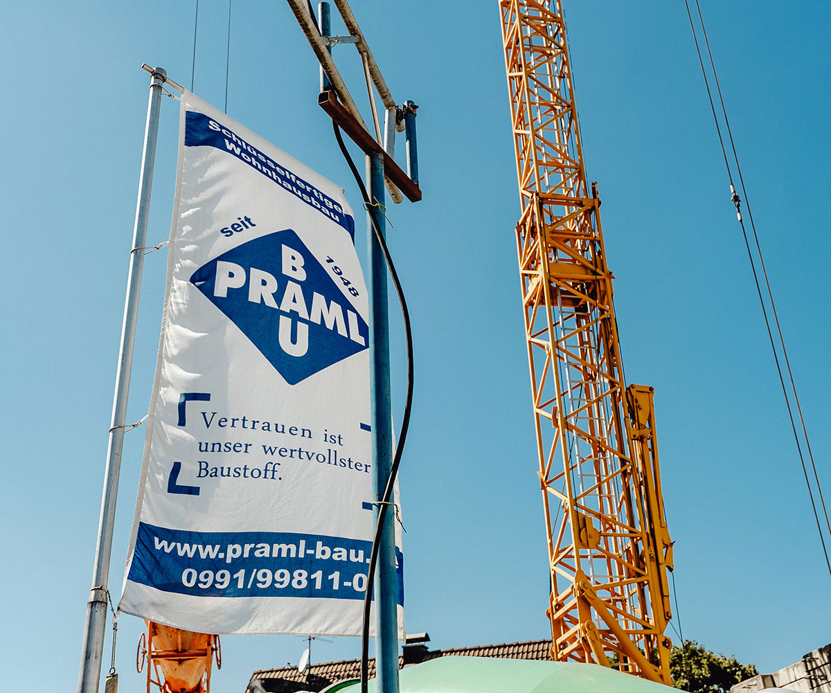 Fahne von Praml Bau