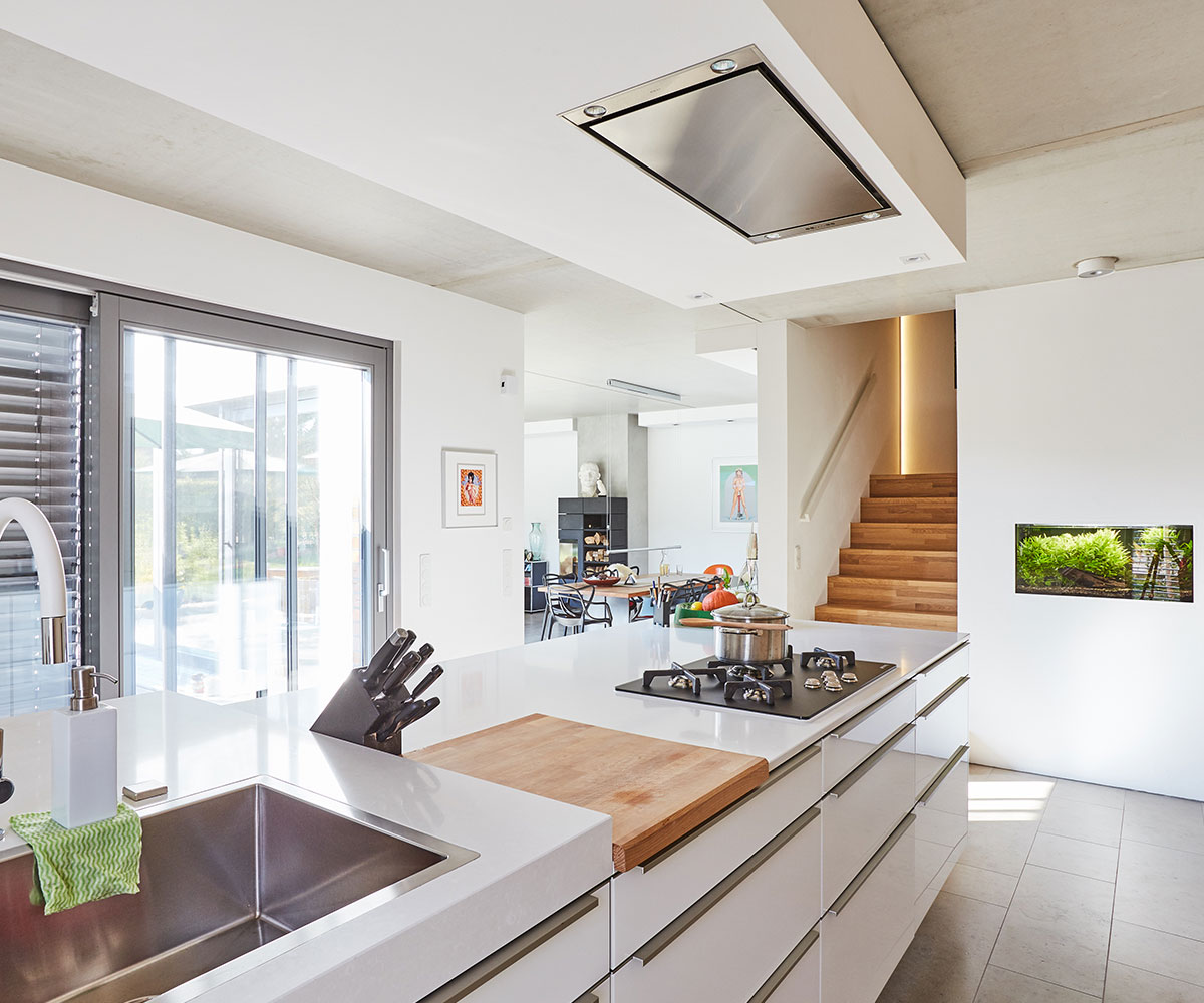 Entspannt und indviduell bauen mit Praml Haus Blick auf Küche und Wohnraum eines Praml Hauses