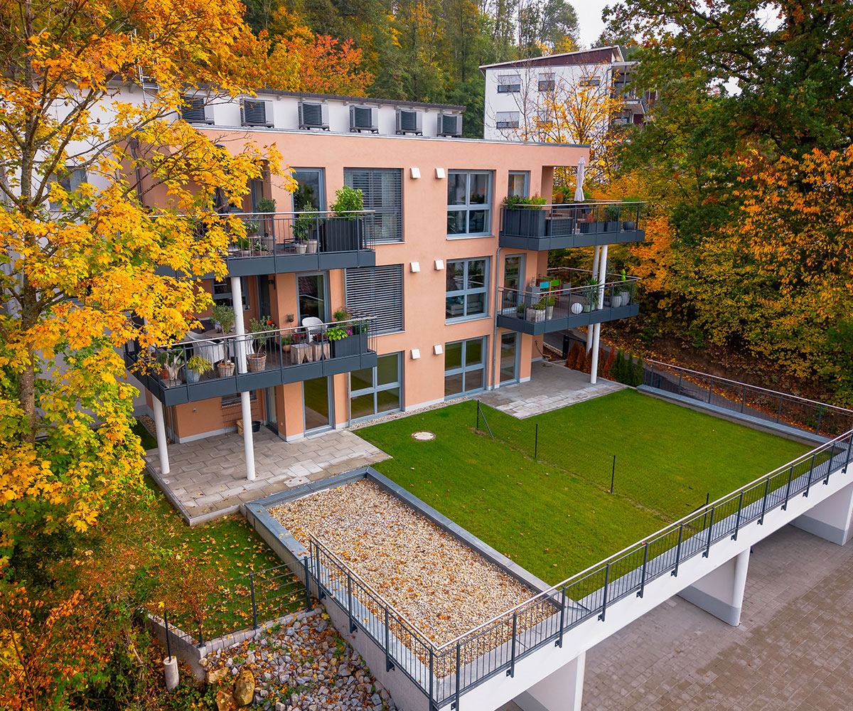 Mehrwerte für Kapitalgeber Blick auf eine moderne Hausfassade eines Praml-Mehrparteien-Hauses