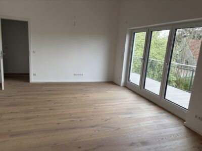 3 Zimmer Dachgeschosswohnung mit Süd/West Balkon - Wohnzimmer (2825)