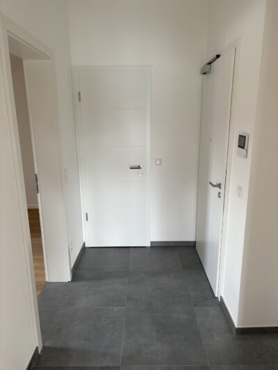 3 Zimmer Dachgeschosswohnung mit Süd/West Balkon - Flur (2830)