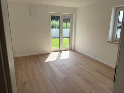 4 Zimmer Erdgeschosswohnung mit 177 m² Gartenfläche - Schlafzimmer (2308)