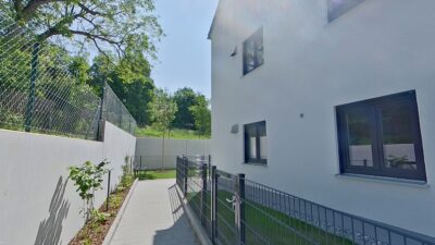 4 Zimmer Erdgeschosswohnung mit 177 m² Gartenfläche - Hauszugang (2314)