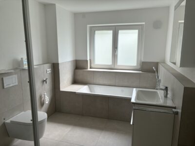 4 Zimmer Erdgeschosswohnung mit 177 m² Gartenfläche - Bad (2305)